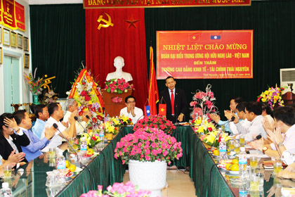 Đoàn đại biểu TƯ hội hữu nghị Lào-Việt Nam thăm trường CĐ Kinh tế-Tài chính Thái Nguyên